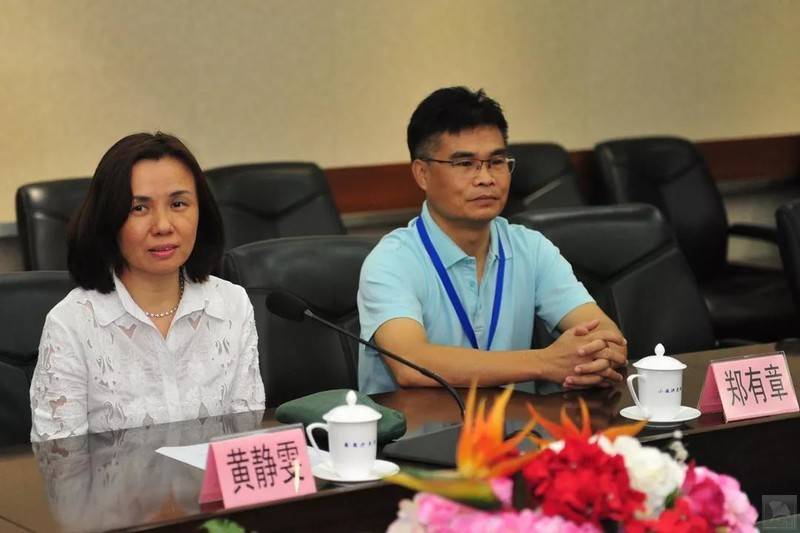   谢长才教授主持会议并致开幕辞